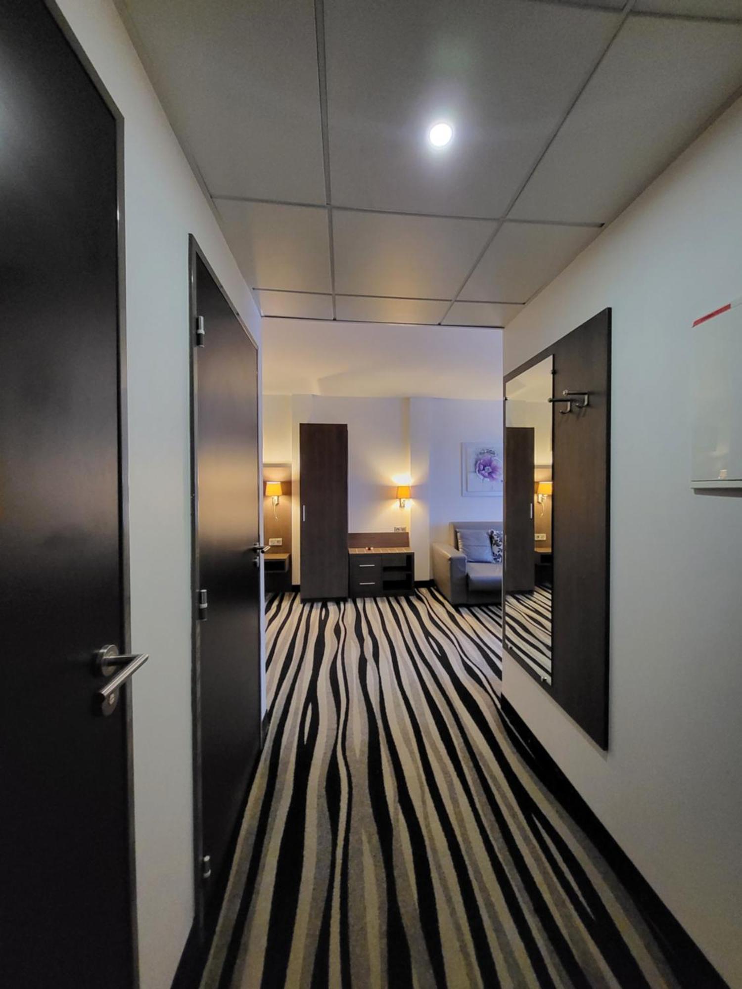 Kyriad Saint Quentin En Yvelines - Montigny Exterior photo