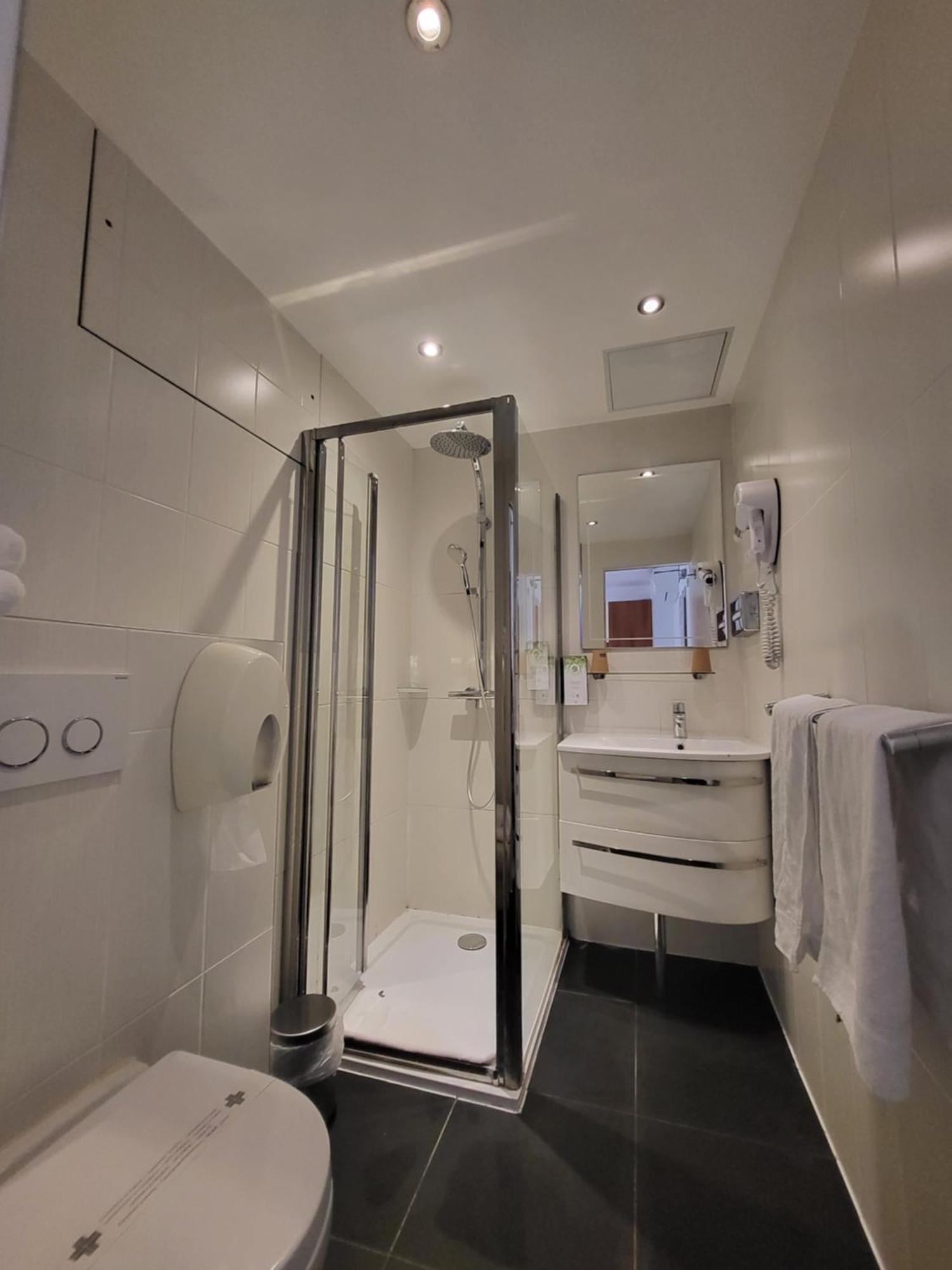Kyriad Saint Quentin En Yvelines - Montigny Exterior photo
