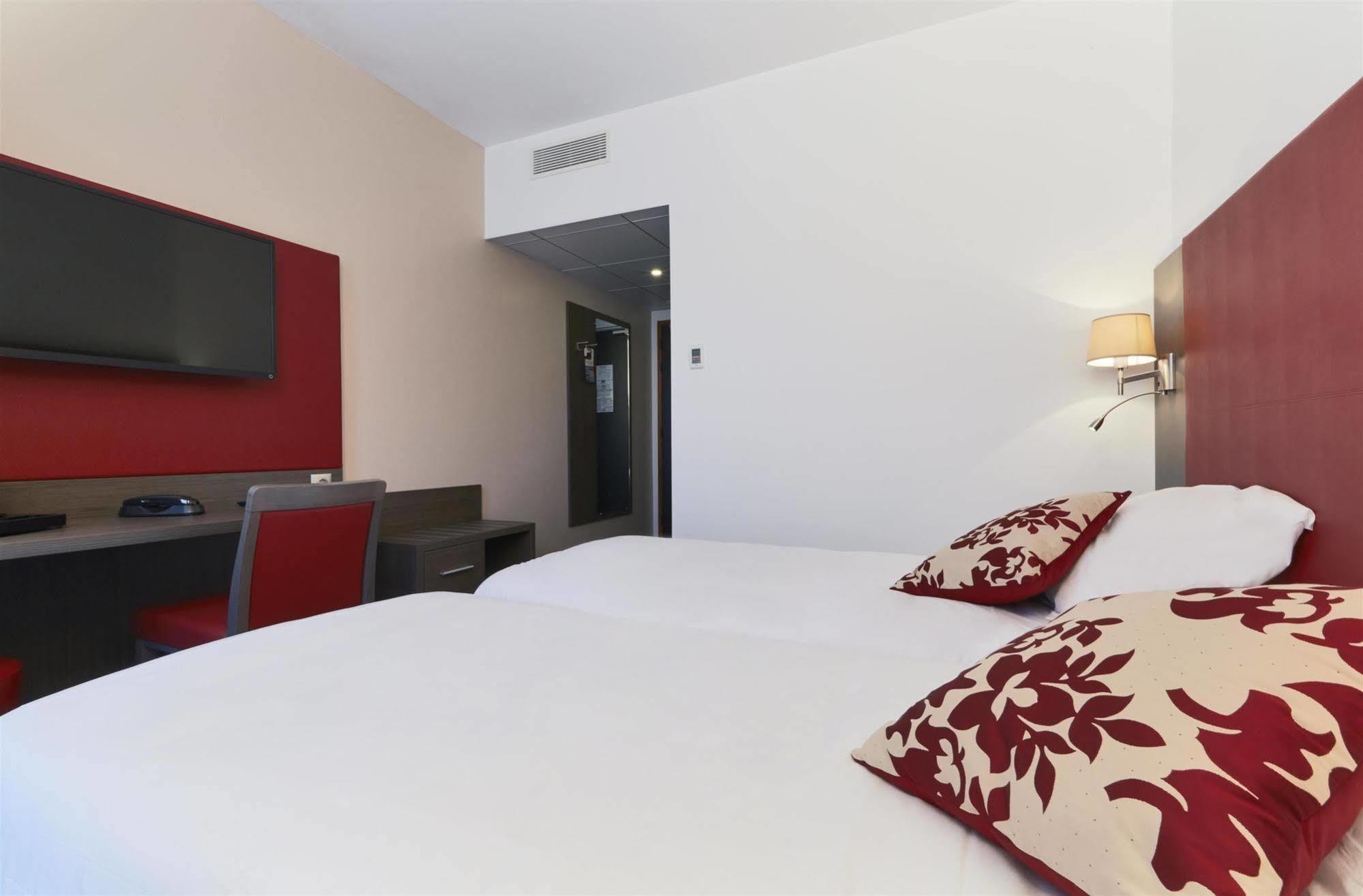 Kyriad Saint Quentin En Yvelines - Montigny Exterior photo