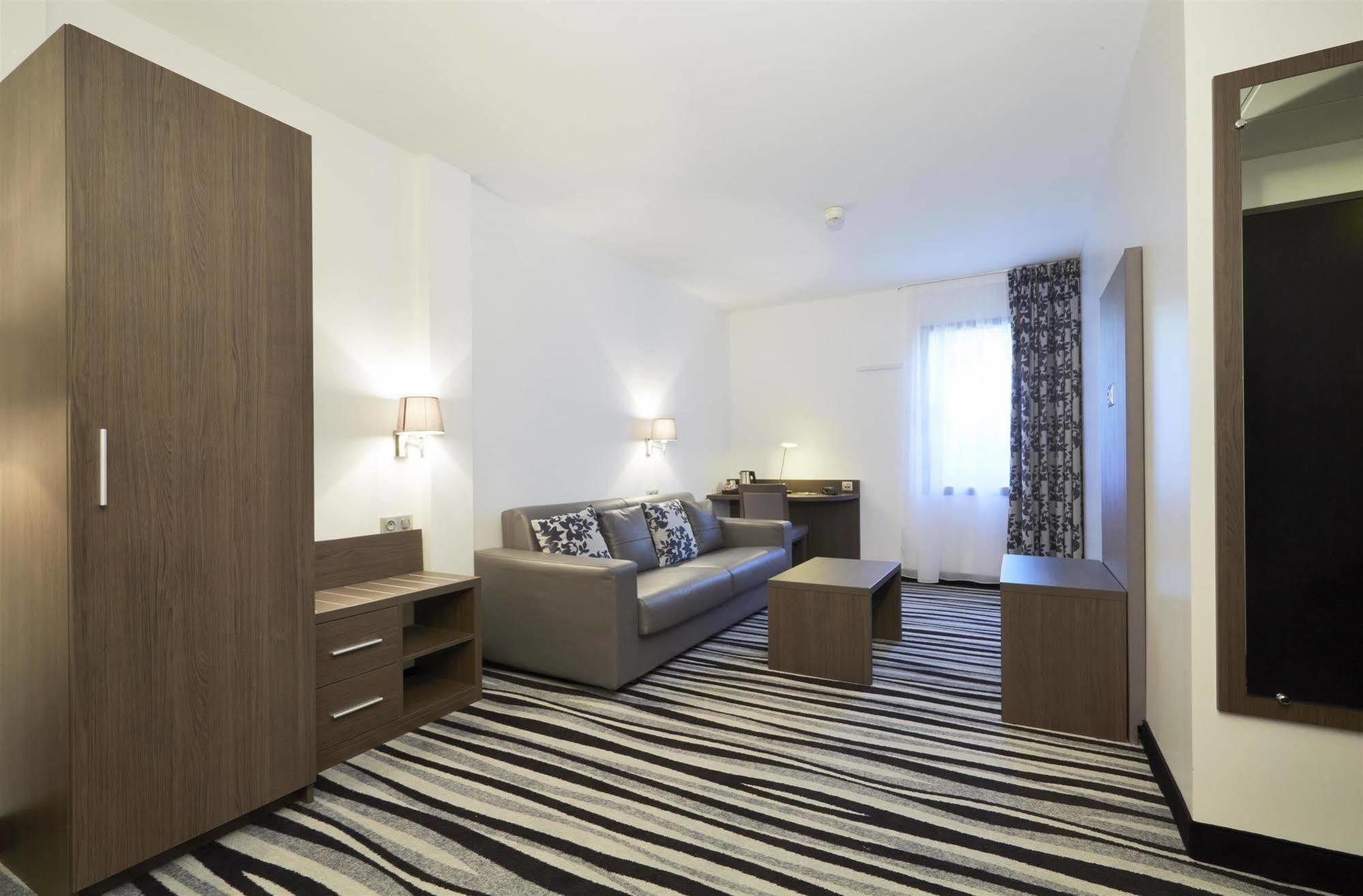 Kyriad Saint Quentin En Yvelines - Montigny Exterior photo